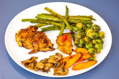 Gerçek, güçlü, sağlıklı, besleyici yiyecek, ızgara tavuk, pimenta biquinho, kuşkonmaz, mantar, Brüksel lahanası ve havuç..