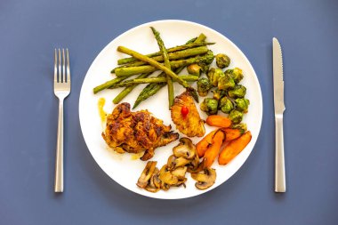 Gerçek, güçlü, sağlıklı, besleyici yiyecek, ızgara tavuk, pimenta biquinho, kuşkonmaz, mantar, Brüksel lahanası ve havuç..