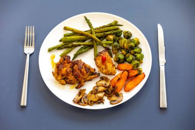 Gerçek, güçlü, sağlıklı, besleyici yiyecek, ızgara tavuk, pimenta biquinho, kuşkonmaz, mantar, Brüksel lahanası ve havuç..