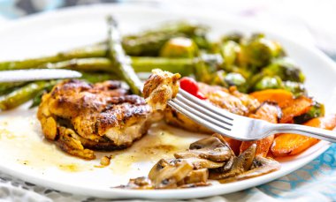 Gerçek, güçlü, sağlıklı, besleyici yiyecek, ızgara tavuk, pimenta biquinho, kuşkonmaz, mantar, Brüksel lahanası ve havuç..