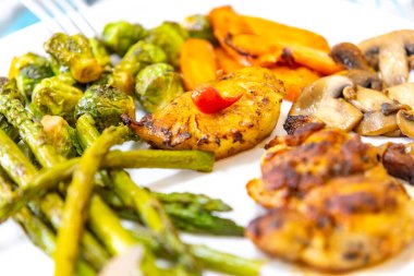 Gerçek, güçlü, sağlıklı, besleyici yiyecek, ızgara tavuk, pimenta biquinho, kuşkonmaz, mantar, Brüksel lahanası ve havuç..