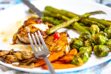 Gerçek, güçlü, sağlıklı, besleyici yiyecek, ızgara tavuk, pimenta biquinho, kuşkonmaz, mantar, Brüksel lahanası ve havuç..