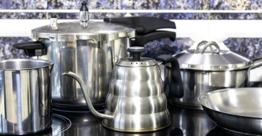 Çeşitli paslanmaz çelik kaplar, tavalar ve mutfak aletleri.