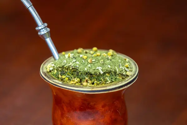 Geleneksel Brezilya bacası papatya çiçekleri ile dolu bir su kabağında servis edilir.