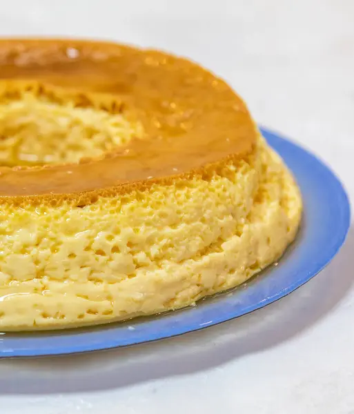 Sütlü puding ya da pudim de leite. Brezilya usulü ev yapımı karamel kremalı puding. Geleneksel Brezilya turtası 