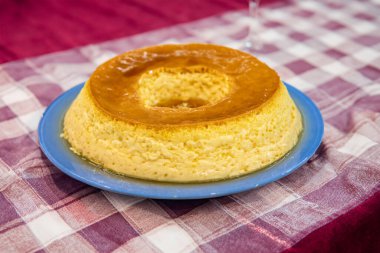 Sütlü yumurtalar puding ya da pudim de leite. Brezilya usulü ev yapımı karamel kremalı puding. Geleneksel Brezilya turtası