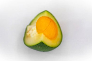 Olgun Pequi meyvesi (Caryocar brasiliense), Brezilya Cerrado Biomu 'nun tipik yabani meyveleri.