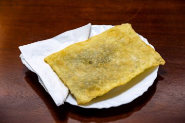 Biftekle doldurulmuş geleneksel Brezilya usulü kızarmış hamur işi. 