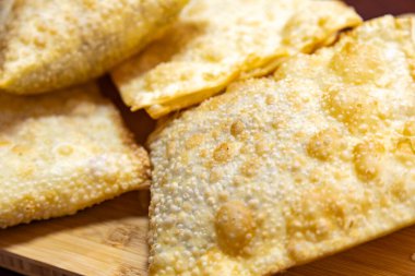 Biftekle doldurulmuş geleneksel Brezilya usulü kızarmış hamur işi. 