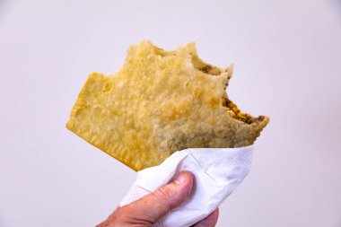 Biftekle doldurulmuş geleneksel Brezilya usulü kızarmış hamur işi. 