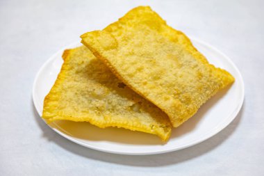 Biftekle doldurulmuş geleneksel Brezilya usulü kızarmış hamur işi. 