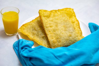 Biftekle doldurulmuş geleneksel Brezilya usulü kızarmış hamur işi. 