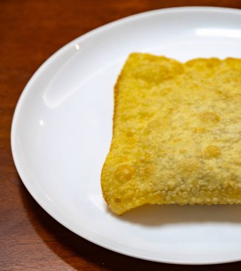 Biftekle doldurulmuş geleneksel Brezilya usulü kızarmış hamur işi. 