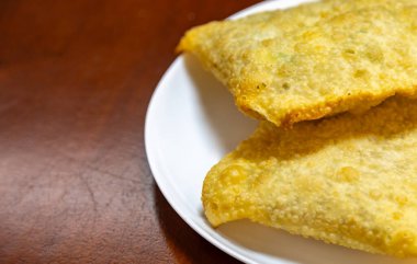 Biftekle doldurulmuş geleneksel Brezilya usulü kızarmış hamur işi. 