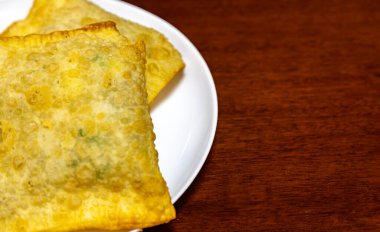 Biftekle doldurulmuş geleneksel Brezilya usulü kızarmış hamur işi. 