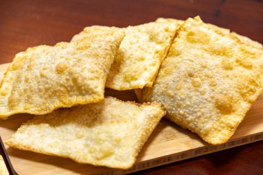 Biftekle doldurulmuş geleneksel Brezilya usulü kızarmış hamur işi. 