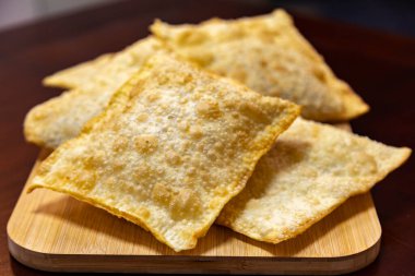 Biftekle doldurulmuş geleneksel Brezilya usulü kızarmış hamur işi. 