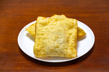 Biftekle doldurulmuş geleneksel Brezilya usulü kızarmış hamur işi. 