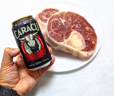 Çiğ biftekli siyah bira.