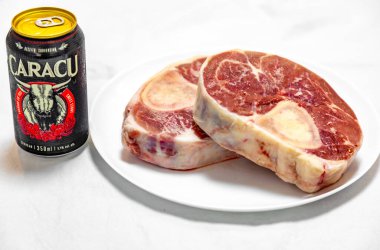 Çiğ biftekli siyah bira.