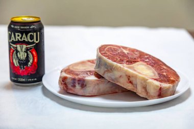 Çiğ biftekli siyah bira.