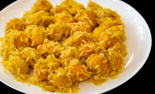 Pequi (Caryocar brasiliense) ve pilavlı geleneksel Brezilya yemeği tavuğu.