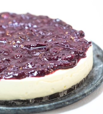 Geleneksel Noel kırmızı meyveli kek. Yaratıcı ve lüks dekorasyonlu.