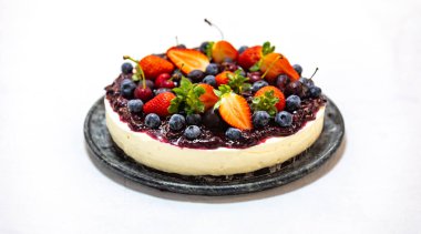 Geleneksel Noel kırmızı meyveli kek. Yaratıcı ve lüks dekorasyonlu.