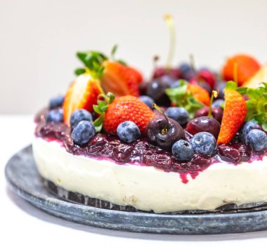 Geleneksel Noel kırmızı meyveli kek. Yaratıcı ve lüks dekorasyonlu.