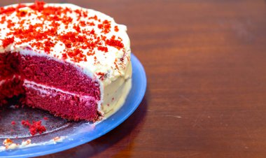 Geleneksel ve lezzetli kırmızı kadife pasta mavi tabakta izole edilmiş.