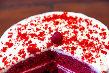 Pastanın üzerindeki kiraz genellikle pastanın en iyi kısmına atıfta bulunulan bir terimdir.