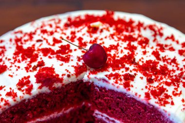 Pastanın üzerindeki kiraz genellikle pastanın en iyi kısmına atıfta bulunulan bir terimdir.