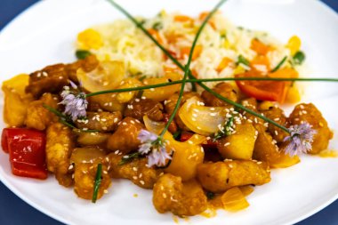 Geleneksel oryantal tatlı ve ekşi domuz tarifi