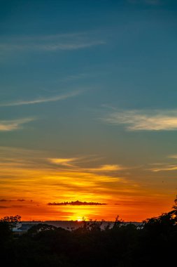 Yoğun turuncu ışıklar ve huzurlu dramatik manzaralı gün doğumu