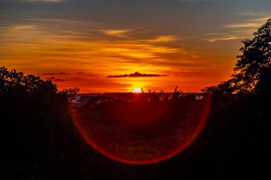 Yoğun turuncu ışıklar ve huzurlu dramatik manzaralı gün doğumu