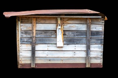Siyah arka planda izole edilmiş eski kırsal ahşap kutu