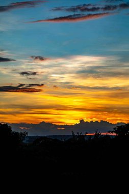 Yoğun turuncu ışıklar ve huzurlu dramatik manzaralı gün doğumu