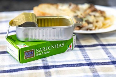 Soğan ve sirkeli sardalya salamurası