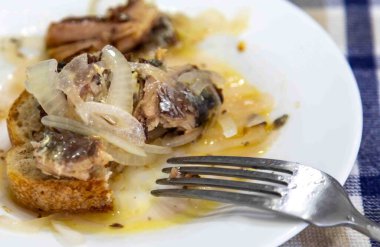 Soğan ve sirkeli sardalya salamurası