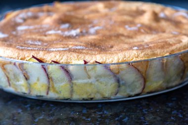 Tipik Brezilya elmalı turtası karanfil ve tarçınlı ince detaylar ve seçici odaklı.