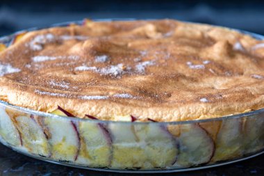 Tipik Brezilya elmalı turtası karanfil ve tarçınlı ince detaylar ve seçici odaklı.