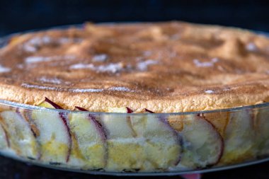 Tipik Brezilya elmalı turtası karanfil ve tarçınlı ince detaylar ve seçici odaklı.