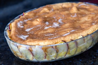 Tipik Brezilya elmalı turtası karanfil ve tarçınlı ince detaylar ve seçici odaklı.