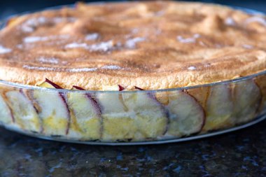 Tipik Brezilya elmalı turtası karanfil ve tarçınlı ince detaylar ve seçici odaklı.