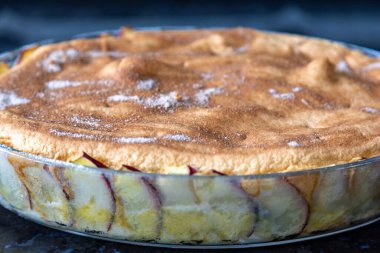 Tipik Brezilya elmalı turtası karanfil ve tarçınlı ince detaylar ve seçici odaklı.