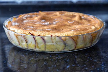 Tipik Brezilya elmalı turtası karanfil ve tarçınlı ince detaylar ve seçici odaklı.