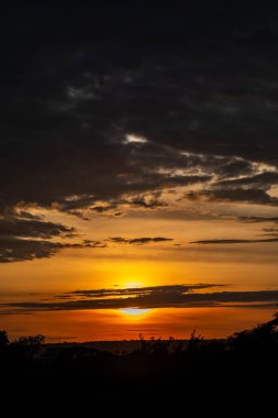 Yoğun turuncu ışıklar ve huzurlu dramatik manzaralı dramatik bir gün doğumu.