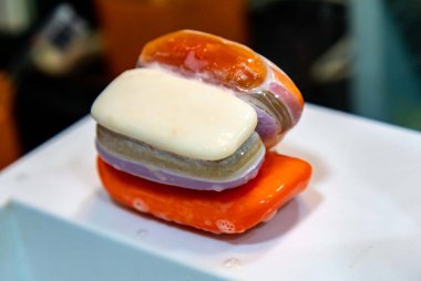 Bir top oluşturmak için birbirine yapıştırılmış sabunlar kullanıldı. Farklı renklerde kullanılmış sabun topları. ekonomi ve kullanım