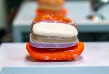 Bir top oluşturmak için birbirine yapıştırılmış sabunlar kullanıldı. Farklı renklerde kullanılmış sabun topları. ekonomi ve kullanım