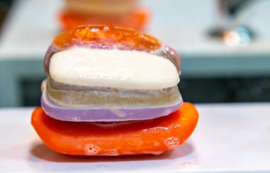 Bir top oluşturmak için birbirine yapıştırılmış sabunlar kullanıldı. Farklı renklerde kullanılmış sabun topları. ekonomi ve kullanım